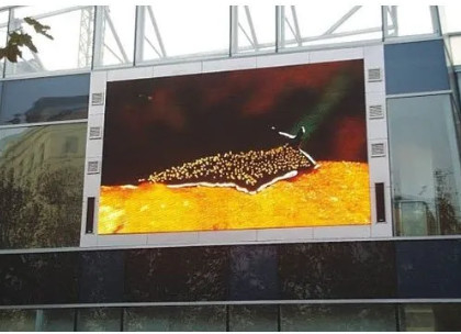 Display LED externo fixado montado na parede com consumo de energia máximo de 800 W/m2