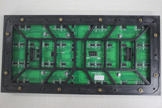 Display LED externo de alta resolução, fixado na parede, com consumo máximo de energia de 800 W/m2