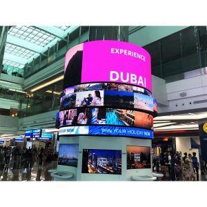 Renda de sinalização digital Tipo painel LED curvo em P3.91 para vitrine ao ar livre