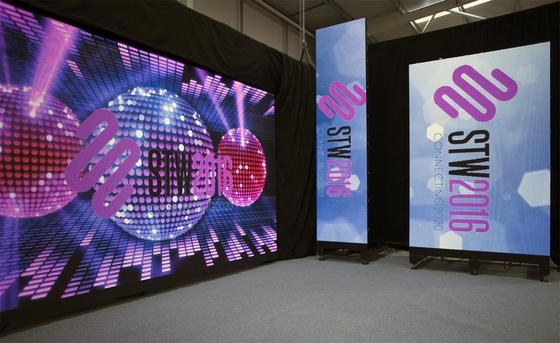 O arrendamento interno de alumínio conduziu FCC 54HZ P3 da exposição 576x576mm